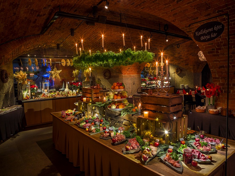 Julbord med uppdukad julbuffé i Vaxholm